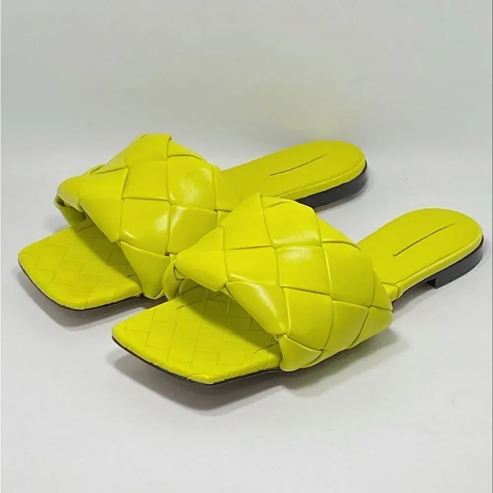 Bottega Veneta Lido Flat Leather Sandals